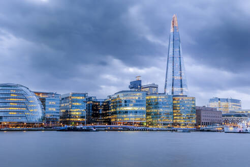 City Hall, The Shard und Bankside bei Nacht beleuchtet, London, England, Vereinigtes Königreich, Europa - RHPLF01448