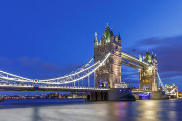 Tower Bridge beleuchtet bei Nacht, London, England, Vereinigtes Königreich, Europa - RHPLF01449