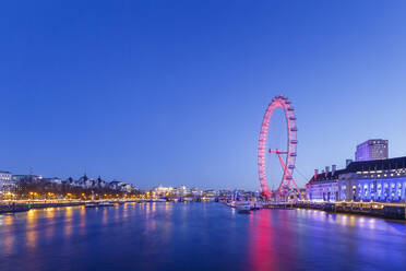 London Eye beleuchtet bei Nacht mit Blick auf die Themse, London, England, Vereinigtes Königreich, Europa - RHPLF01450