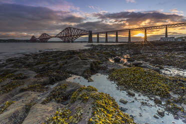Sonnenaufgang über die Forth Rail Bridge, UNESCO-Weltkulturerbe, am Firth of Forth, South Queensferry, Edinburgh, Lothian, Schottland, Vereinigtes Königreich, Europa - RHPLF01451