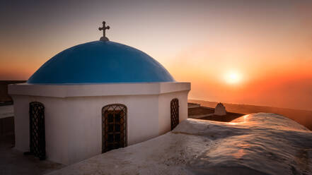 Kirche bei Sonnenaufgang, Dorf Pyrgos, Santorin, Kykladen, Griechische Inseln, Griechenland, Europa - RHPLF01456