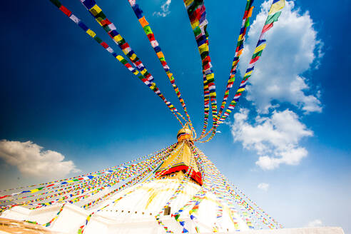 Gebetsfahnen und buddhistischer Stupa in Bouddha (Boudhanath), UNESCO-Weltkulturerbe, Kathmandu, Nepal, Asien - RHPLF01465