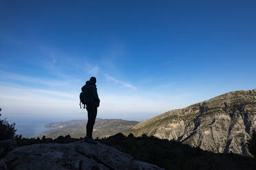 Eine Frau beim Wandern im Taygetos-Gebirge auf der Halbinsel Mani auf dem Peloponnes, Griechenland, Europa - RHPLF01468