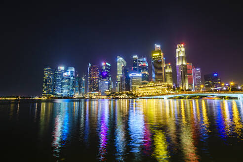 Skyline von Singapur von der Marina Bay bei Nacht mit dem Fullerton Hotel und der Jubilee Bridge, Singapur, Südostasien, Asien - RHPLF01469