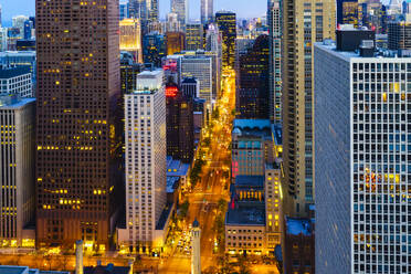 Chicagoer Wolkenkratzer und North Michigan Avenue in der Abenddämmerung, Chicago, Illinois, Vereinigte Staaten von Amerika, Nordamerika - RHPLF01471