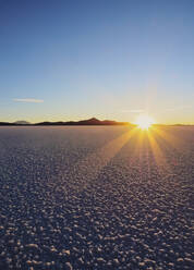 Sonnenuntergang über dem Salar de Uyuni, dem größten Salzsee der Welt, Provinz Daniel Campos, Departement Potosi, Bolivien, Südamerika - RHPLF01475