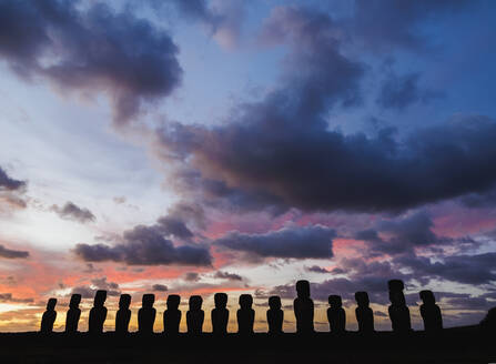 Moais in Ahu Tongariki bei Sonnenaufgang, Rapa Nui National Park, UNESCO Weltkulturerbe, Osterinsel, Chile, Südamerika - RHPLF01478