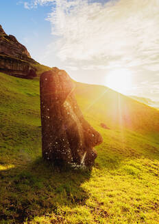 Moai im Steinbruch am Hang des Vulkans Rano Raraku bei Sonnenaufgang, Nationalpark Rapa Nui, UNESCO-Weltkulturerbe, Osterinsel, Chile, Südamerika - RHPLF01481