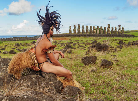 Rapa-Nui-Eingeborener in traditioneller Tracht und Moais in Ahu Tongariki, Rapa-Nui-Nationalpark, UNESCO-Welterbe, Osterinsel, Chile, Südamerika - RHPLF01482