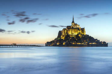 Ebbe und Flut in der Abenddämmerung, Mont-Saint-Michel, UNESCO-Weltkulturerbe, Normandie, Frankreich, Europa - RHPLF01488