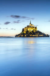 Ebbe und Flut in der Abenddämmerung, Mont-Saint-Michel, UNESCO-Weltkulturerbe, Normandie, Frankreich, Europa - RHPLF01489