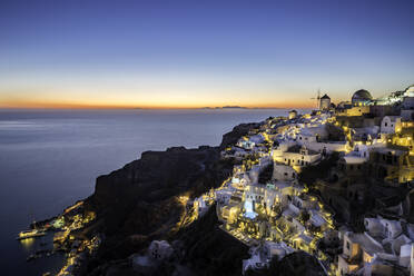 Langzeitbelichtung Sonnenuntergang Blick über die weiß getünchten Gebäude und Windmühlen von Oia, Santorini, Kykladen, Griechische Inseln, Griechenland, Europa - RHPLF01503