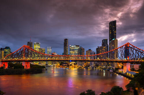 Story Bridge nach Einbruch der Dunkelheit beleuchtet, Brisbane, Queensland, Australien, Pazifik - RHPLF01508