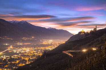 Linsenförmiger Sonnenuntergang in den Weinbergen von Valtellina, Lombardei, Italien, Europa - RHPLF01509