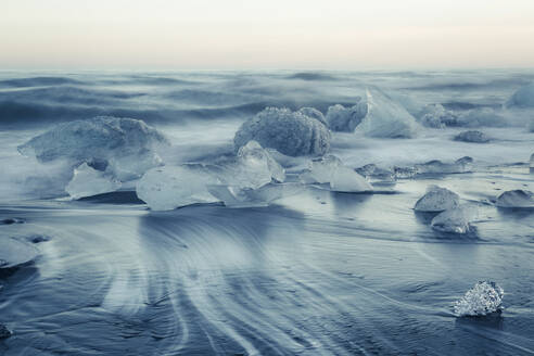 Eisberge am Schwarzeisstrand von Jokulsarlon, Island, Polarregionen - RHPLF01510