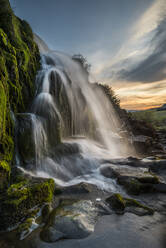 Sonnenuntergang am Loup o Fintry-Wasserfall in der Nähe des Dorfes Fintry, Stirlingshire, Schottland, Vereinigtes Königreich, Europa - RHPLF01513