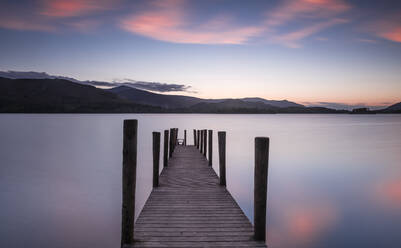 Fähranlegestelle am Derwent Water bei Sonnenuntergang in der Nähe der Ashness Bridge in Borrowdale, im Lake District National Park, UNESCO-Weltkulturerbe, Cumbria, England, Vereinigtes Königreich, Europa - RHPLF01514