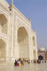 The Taj Mahal, built by the Moghul emperor Shah Jehan (Jahan) for his wife Mumtaz Mahal, Agra, Uttar Pradesh, India - RHPLF01516