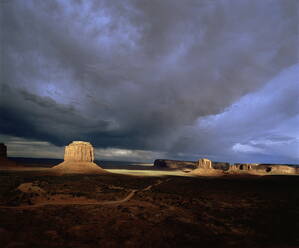 Monument Valley, ein Gebiet in Utah und Arizona, Vereinigte Staaten von Amerika (U.S.A.), Nordamerika - RHPLF01517