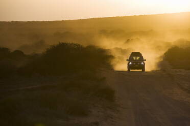 Land Rover bei Sonnenaufgang, Westaustralien, Australien, Pazifik - RHPLF01553