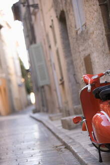 Roter Motorroller, St. Tropez, Provence, Frankreich, Europa - RHPLF01559