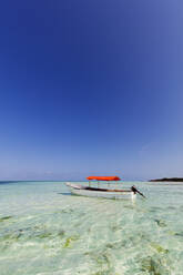 Kleines Boot im kristallklaren Wasser, Pingwe, Insel Sansibar, Tansania, Ostafrika, Afrika - RHPLF01563