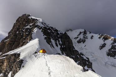 Zelt im Lager 4 auf 6100m auf dem Gipfel Korzhenevskaya, 7105m, bei Sonnenuntergang, Tadschikischer Nationalpark (Pamirgebirge), UNESCO Weltkulturerbe, Tadschikistan, Zentralasien, Asien - RHPLF01571