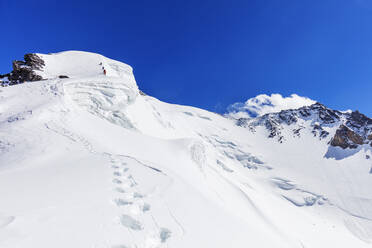 Bergsteiger auf dem Gipfelgrat des Korschenewskaja-Gipfels, 7105 m, Tadschikischer Nationalpark (Pamirgebirge), UNESCO-Welterbe, Tadschikistan, Zentralasien, Asien - RHPLF01574