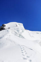 Bergsteiger auf dem Gipfelgrat des Korschenewskaja-Gipfels, 7105 m, Tadschikischer Nationalpark (Pamirgebirge), UNESCO-Welterbe, Tadschikistan, Zentralasien, Asien - RHPLF01575