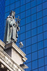 Statue auf der Kathedrale Metropolitana und modernes Bürogebäude auf der Plaza de Armas, Santiago, Chile, Südamerika - RHPLF01590