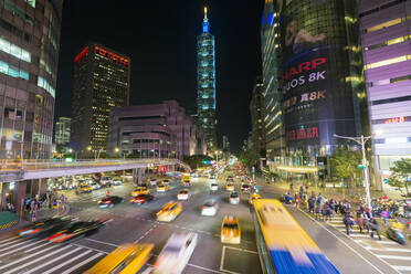 Verkehr vor dem Taipei 101 an einer belebten Kreuzung in der Innenstadt im Bezirk Xinyi, Taipeh, Taiwan, Asien - RHPLF01594