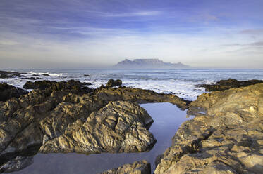 Blick auf den Tafelberg vom Bloubergstrand, Kapstadt, Westkap, Südafrika, Afrika - RHPLF01601