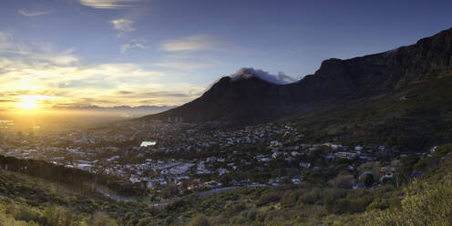 Blick auf City Bowl und Tafelberg bei Sonnenaufgang, Kapstadt, Westkap, Südafrika, Afrika - RHPLF01603