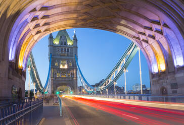 Blick auf den Nordturm der Tower Bridge und die Lichter der Autospur in der Abenddämmerung, London, England, Vereinigtes Königreich, Europa - RHPLF01604