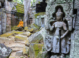 Buddhist monk sitting in a ruined temple in Angkor, UNESCO World Heritage Site, Siem Reap, Cambodia, Indochina, Southeast Asia, Asia - RHPLF01620