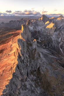 Luftaufnahme der Felsgipfel von Roda Di Vael bei Sonnenuntergang, Rosengartengruppe, Dolomiten, Südtirol, Italien, Europa - RHPLF01625