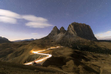 Lichter von Autostraßen mit Sassopiatto im Hintergrund, Dolomiten, Südtirol, Italien, Europa - RHPLF01626