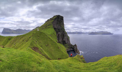 Panorama des Leuchtturms von Kallur auf den Klippen, Insel Kalsoy, Färöer Inseln, Dänemark, Europa - RHPLF01627