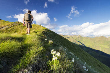 Wanderer auf steilem Grat beim Aufstieg zum Monte Azzarini, San Marco Pass, Albaredo Tal, Orobie Alpen, Lombardei, Italien, Europa - RHPLF01643