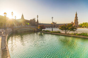 Sonnenaufgang über den verzierten Gebäuden und Brücken entlang des Kanals, Plaza de Espana, Sevilla, Andalusien, Spanien, Europa - RHPLF01653