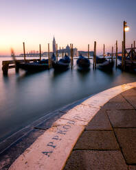 Langzeitbelichtung von Gondeln bei San Giorgio Maggiore bei Sonnenuntergang in Venedig, Italien, Europa - RHPLF01678