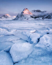 Gefrorener See vor Berg im frühen Morgenlicht, Lofoten Inseln, Nordland, Norwegen, Europa - RHPLF01680