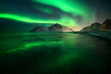 Aurora Borealis (Nordlicht) über Flakstad Beach, Lofoten, Nordland, Norwegen, Europa - RHPLF01681