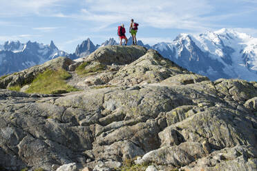 Das Mont-Blanc-Massiv von der Trekkingroute Tour du Mont Blanc in der Nähe des Lac Blanc in den französischen Alpen, Haute Savoie, Auvergne-Rhone-Alpes, Frankreich, Europa - RHPLF01685