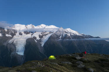 Camping auf dem GR5 oder Grand Traverse des Alps bei Refuge De Bellachat mit Blick auf den Mont Blanc, Chamonix, Haute Savoie, Auvergne-Rhone-Alpes, Französische Alpen, Frankreich, Europa - RHPLF01686