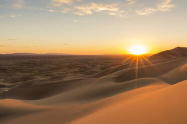 Sonnenuntergang auf den Khongor-Sanddünen im Gobi-Gurvan-Saikhan-Nationalpark, Bezirk Sevrei, Provinz Südgobi, Mongolei, Zentralasien, Asien - RHPLF01693