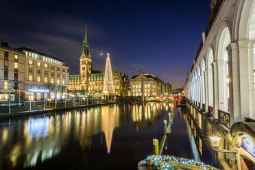 Spiegelung des Hamburger Rathauses und des Weihnachtsmarktes zur blauen Stunde, Hamburg, Deutschland, Europa - RHPLF01694