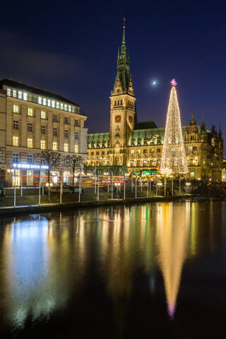 Spiegelung des Hamburger Rathauses und des Weihnachtsmarktes zur blauen Stunde, Hamburg, Deutschland, Europa, lizenzfreies Stockfoto