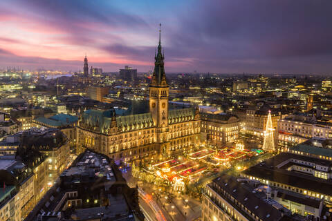 Hamburgs Rathaus und Weihnachtsmarkt bei Sonnenuntergang, Hamburg, Deutschland, Europa, lizenzfreies Stockfoto