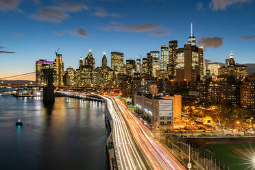 Die Lichter von Lower Manhattan in der Abenddämmerung, gesehen von der Manhattan Bridge, New York, Vereinigte Staaten von Amerika, Nordamerika - RHPLF01697